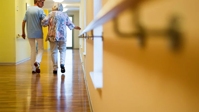 Die Arbeitsbedingungen in Senioreneinrichtungen, dem Klinkum oder der ambulanten Pflege müssen verbessert werden - darin sind sich die Landratskandidaten einig. - © Christoph Schmidt/dpa