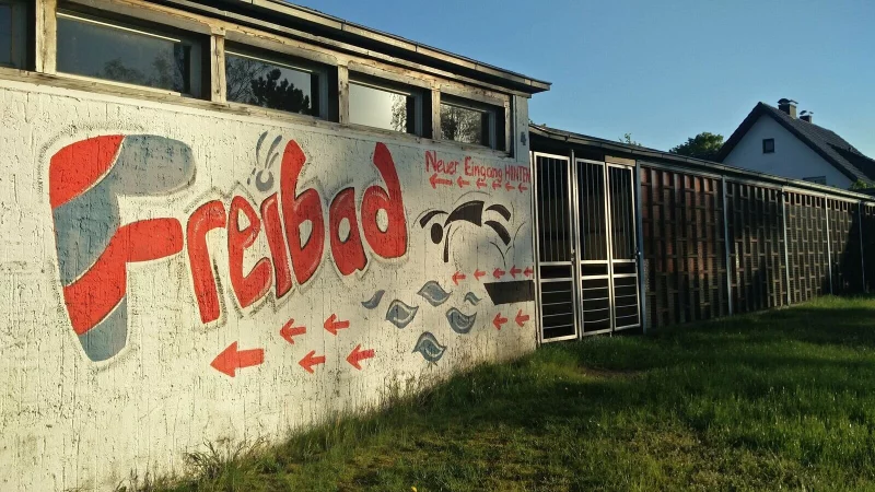 Seit dem Jahr 2014 ist das Freibad in Augustdorf geschlossen und das Gelände verwildert. - © Fotoarchiv: Dieter Asbrock