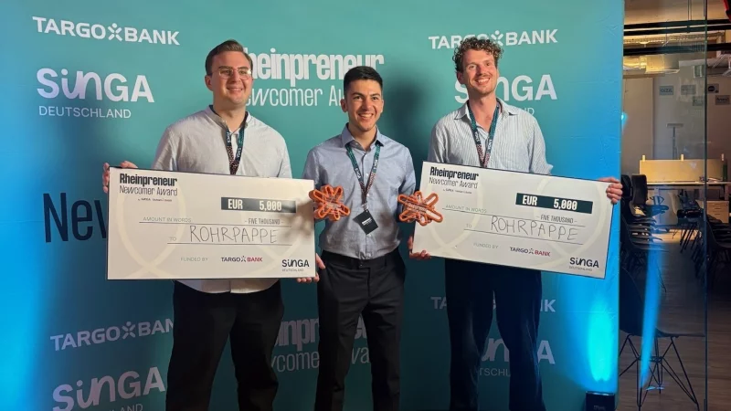 Abdulwadoud Alikhwan (Mitte), Marvin Schidlowski (links) und Mathias Mersch (rechts) freuen sich &uuml;ber den dritten Platz und den Publikumspreis beim Rheinpreneur Newcomer Award in D&uuml;sseldorf. - &copy; TH OWL