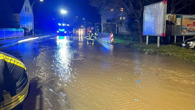 Feuerwehreinsatz an Weihnachten 2023 an der Bahnhofstraße in Asmissen/Bösingfeld: Nach Dauerregen tritt die Exter über die Ufer. - © Löschzug Bösingfeld/Archivfoto