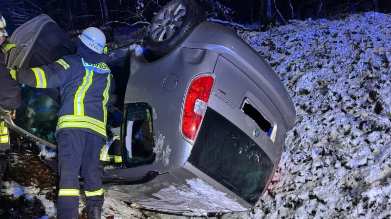Das Auto lag auf dem Dach im Stra&szlig;engraben. - &copy; L&ouml;schzug B&ouml;singfeld