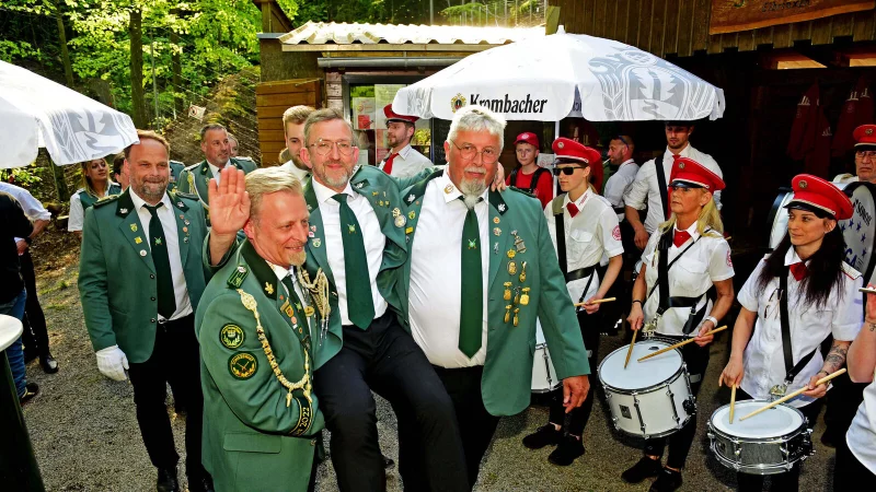 Der künftige Kaiser Daniel Herden lässt sich von seinen Vereinskameraden zu seinem Thron tragen. - © Nicole Ellerbrake