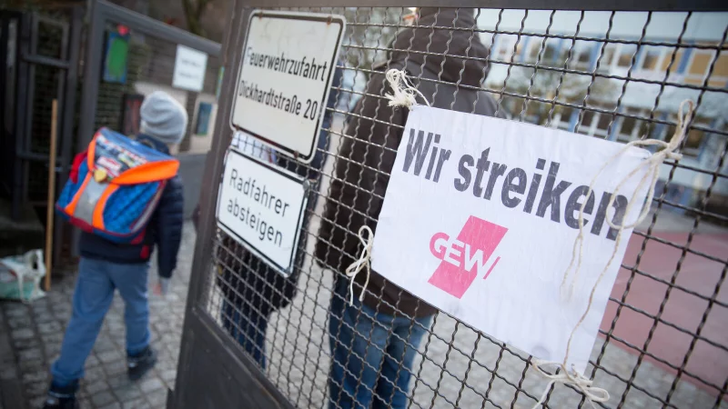 Arbeitskampf in der Schule: F&uuml;r die kommenden Wochen sind auch in NRW Lehrerstreiks angek&uuml;ndigt. - &copy; dpa