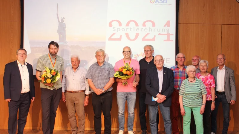 Freuen sich über die Ehrung (von links nach rechts): Landrat Dr. Axel Lehman, Samuel Brockmüller, Erich Buschhart, Wolfgang Siefert, Ulrich Ratsch, Bernd Hoffmann, Ernst Schröder, Detlef Korioth, Regina Schremmer, Reinhold Osterhaus, Heidemarie Grotegut und KSB-Präsident Friedhelm Böger. - © Kreis Lippe