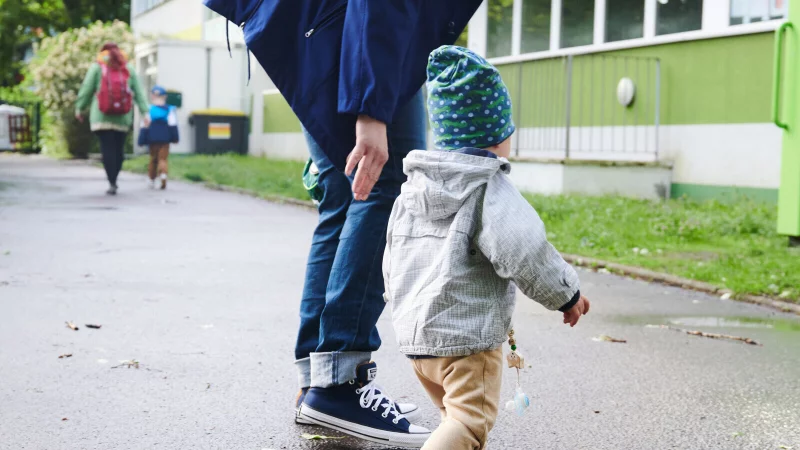 Familien in NRW: Trotz F&ouml;rdergeldern bleiben viele Kitas auf verk&uuml;rzten &Ouml;ffnungszeiten - Personalmangel ist ein Hauptgrund. - &copy; picture alliance/dpa