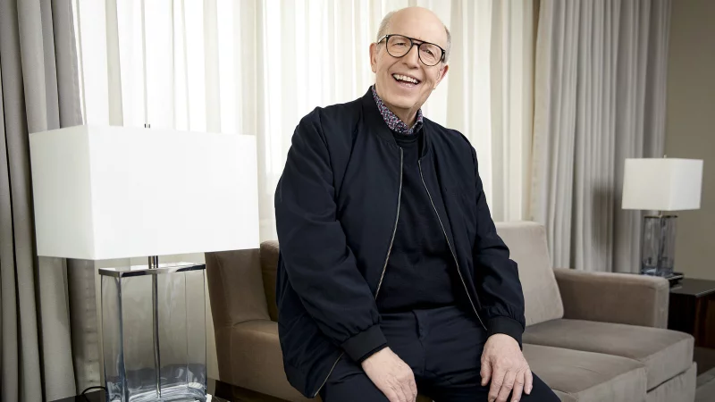 Reiner Calmund legt bei seinen Reisen Wert auf ein bequemes Bett und gutes Essen, trotz oder wegen Magen-OP!?! Seine Gastgeber und Gäste belohnt er mit einem Parforceritt durch die Fußballwelt und das Leben. - © Henning Ross Fotografie