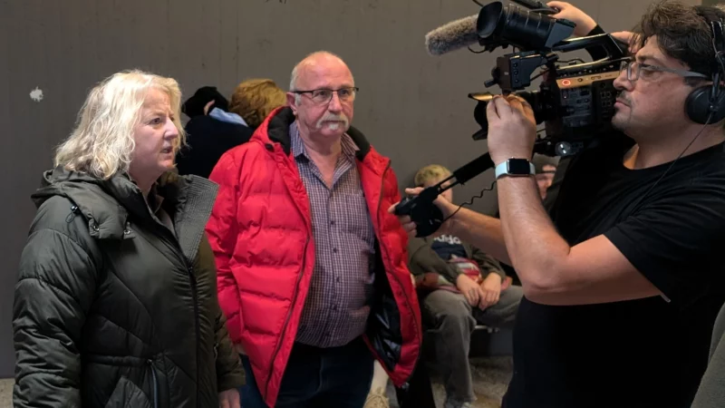 Christine und Wilfried Seidel bei ihrem ersten Termin am Amtsgericht Lemgo: Sie bef&uuml;rchten weiterhin, das Ehepaar P. k&ouml;nnte die Einstweilige Verf&uuml;gung durchsetzen wollen. - &copy; Annika Langhagel