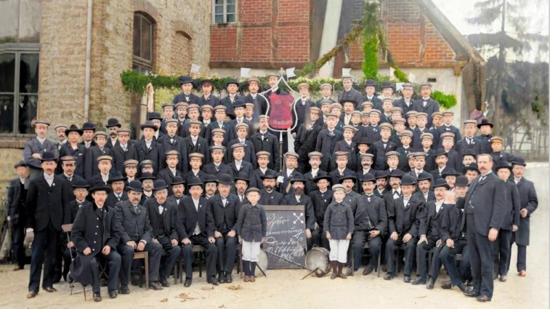Das gro&szlig;e Gruppenbild vom 10. Stiftungsfest des Turnvereins 1906 wurde nachtr&auml;glich koloriert, mit Hilfe von K&uuml;nstlicher Intelligenz. - &copy; Nicolas R&uuml;gge