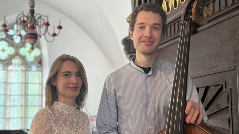Leonie Deutschmann und Aliaksei Chvarkou musizieren gemeinsam in der Erl&ouml;serkirche am Markt. - &copy; Ev.-ref. Kirchengemeinde Detmold-Ost