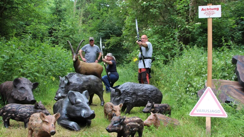 Norbert Thierjung und seine Frau Regina sowie Peter Hartwig (rechts) auf der "Varusjagd" im Teutoburger Wald. - © Astrid Sewing