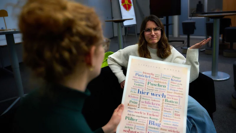 Was bedeutet ... ? Redakteurin Kirsten Fuhrmann, die in Lippe aufgewachsen ist, fragt Kollegin Chiara Wibbeke aus Paderborn, was typisch lippische Begriffe wie P&ouml;lter & Co. bedeuten. - &copy; Till Sadlowski
