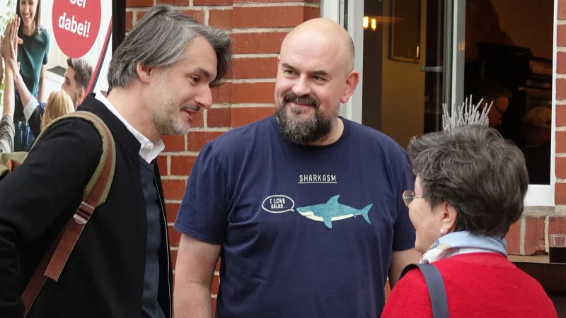 Vor seiner Lesung im Kesselhaus spricht der Schriftsteller (links) vor der T&uuml;r mit einigen G&auml;sten. - &copy; Axel B&uuml;rger
