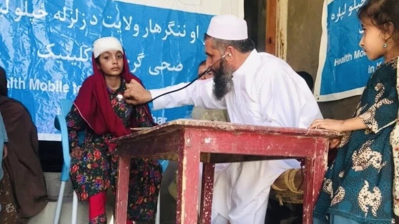 Ein Arzt und ein Krankenpfleger sind mit einer mobilen Notfallklinik in den betroffenen Gebieten unterwegs. Finanziert wird diese mit Spenden aus Deutschland. - &copy; AFAF