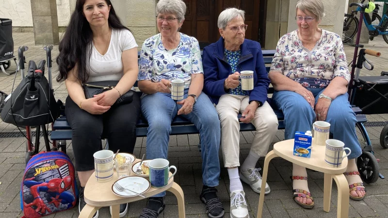 Haifa Ibrahim (von links), Brigitte Grosche, Karin Podworny und Usel Greschok plaudern an diesem Dienstag zusammen im Caf&eacute; Miteinander. - &copy; Cordula Gr&ouml;ne