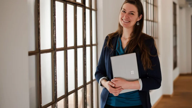 Imke Hoffmann ber&auml;t Frauen zu finanzieller Unabh&auml;ngigkeit. Die 41-J&auml;hrige hat eine Banklehre absolviert, Wirtschaftsmathematik studiert und arbeitet als Lehrerin am Friedrich-List-Berufskolleg in Herford. - &copy; Nora Berg