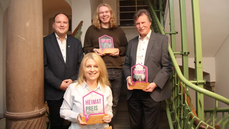 B&uuml;rgermeister Christoph Dolle &uuml;berreichte in der j&uuml;ngsten Ratssitzung den Heimatpreis an (von links) Fennic Teichrib vom ehrenamtlichen Team des Jugendzentrums. Blomberg, J&uuml;rgen Kohring vom Mobilen Rentnerteam Gro&szlig;enmarpe und Martina Schlingmann, die sich mit anderen f&uuml;r das Dorfcaf&eacute; des TV Reelkirchen engagiert. - &copy; Marianne Schwarzer