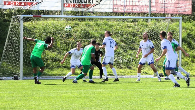 Gefahr vor dem Kirchheider Tor, doch die Spieler des TuS Helpup bringen den Ball nicht im Tor unter. - © Oliver König