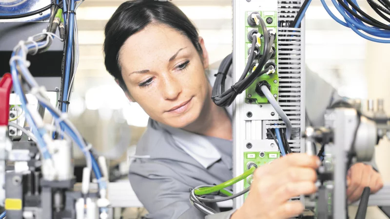 Ingenieurin bei der Arbeit: Technische Expertise in l&auml;ndlichen Regionen erm&ouml;glicht wirtschaftliches Wachstum. - &copy; Phoenix Contact