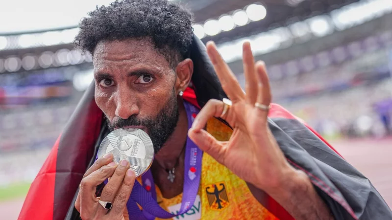 Amanal Petros mit der Silbermedaille im Olympiastadion. Seine sportliche Karriere begann er in Bielefeld. - &copy; Michael Kappeler/dpa