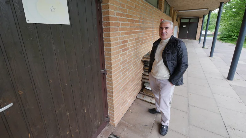 Auch wenn die Stadt die Mauer schnell gereinigt hat, sind die Nazi-Schmierereien auf dem Klinker des Sportlerheims am Eggestadion noch schwach zu erkennen. Manager Ender Ünal wünscht sich für den TSV Horn deshalb eine Videoüberwachung. - © Jost Wolf