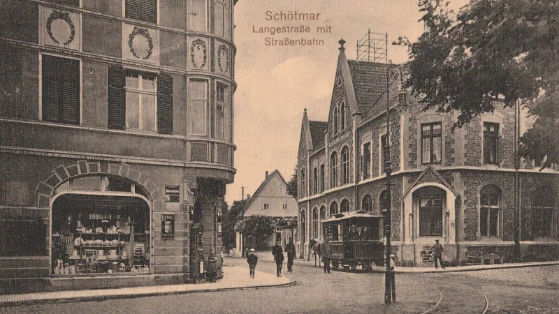 Das Postamt in Sch&ouml;tmar (rechts) samt einer von Pferden gezogenen Stra&szlig;enbahn um 1914 auf einer Ansichtskarte. - &copy; Sammlung Stefan Wiesekopsieker