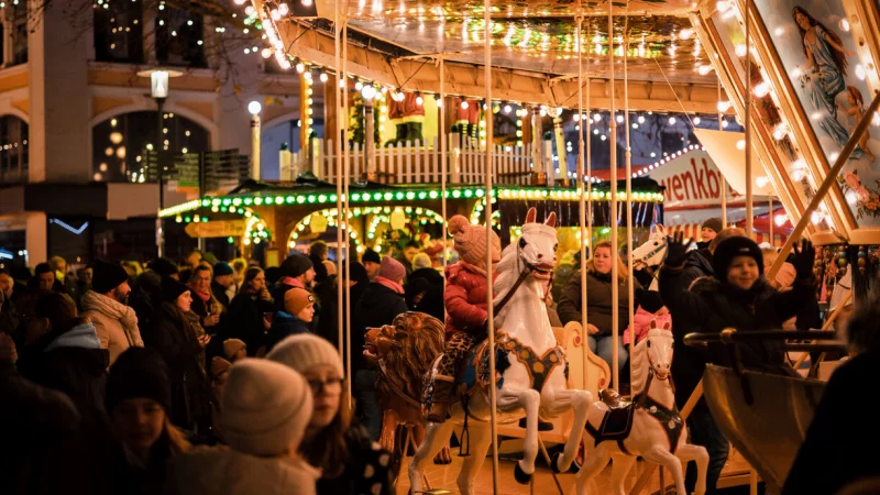 Das Nostalgie-Karussell auf dem Marktplatz ist ein Klassiker f&uuml;r die ganze Familie. - &copy; Stadt Detmold