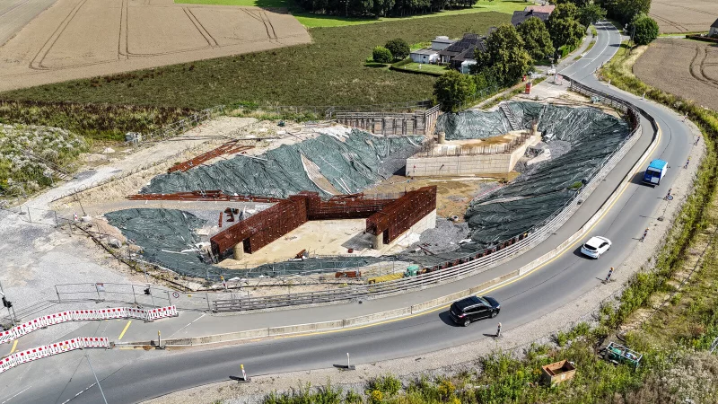 Die Luftaufnahmen zeigt die Gr&ouml;&szlig;e der Baustelle an der Milser Stra&szlig;e. Wann genau die Bauarbeiten weitergehen, steht momentan noch nicht fest. - &copy; Stefan Gerold