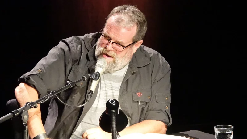 Statt wesentlich die Welt bewegt, hab&rsquo; ich wohl nur das Meer gepfl&uuml;gt hei&szlig;t es bei Malmsheimer 2025. - &copy; Axel B&uuml;rger