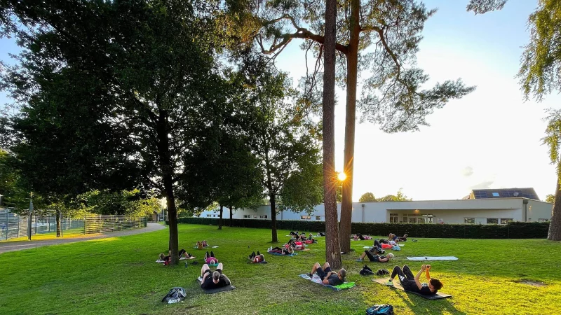 Trainingsidylle beim VfL Schlangen bei untergehender Sonne auf der Wiese unter den Bäumen zwischen Kita Regenbogen und der Rennekamp-Halle an der Badstraße. - © Nicole Wilm