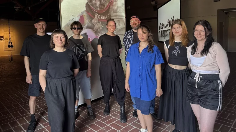 Carlo Seemann, Susan Wright, Maik Schneiker, Prof. Claudia Rohrmoser, Prof. Marcus Widelan, Juliana Aslan, Charlotte Sülflohn sowie Gerlind Werner (von links) von der Hochschule Bielfeld, setzen ihre Arbeiten im Zieleimuseum in Szene. - © Sandra Castrup
