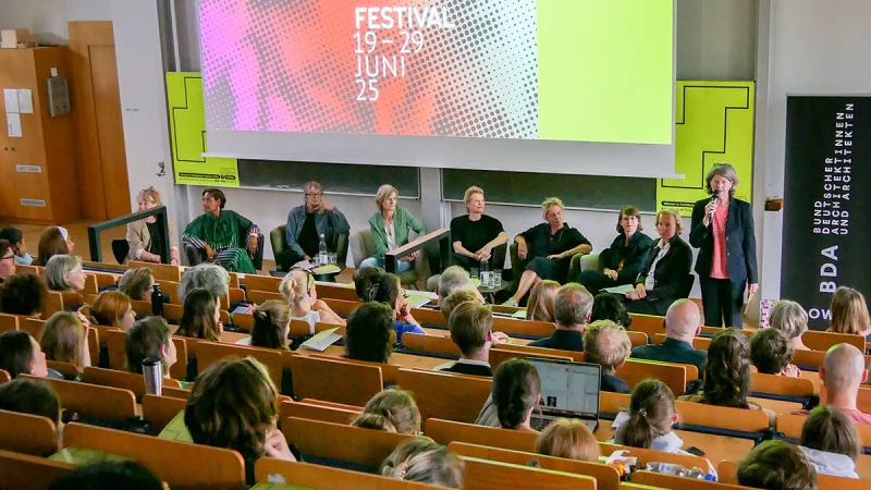 Der Vortragsabend mit bedeutenden Rednerinnen aus Architektur und Gestaltung sorgte für einen gefüllten Hörsaal an der TH OWL. - © TH OWL