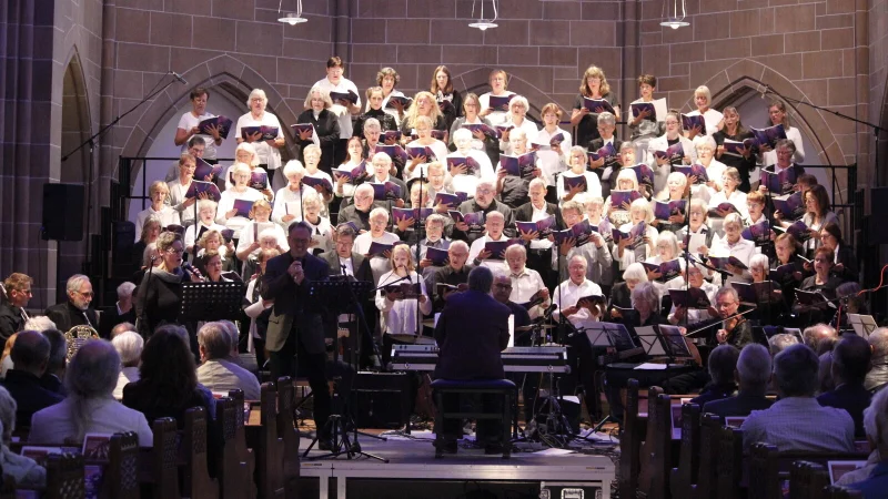 100 S&auml;ngerinnen und S&auml;nger stehen in der Christuskirche auf der B&uuml;hne. Sie f&uuml;hren anl&auml;sslich des Jahresempfanges der Lippischen Landeskirche und des Erzbistums Paderborn Ausz&uuml;ge aus dem Musical 7 Worte vom Herrn auf. - &copy; Juliana Szabo