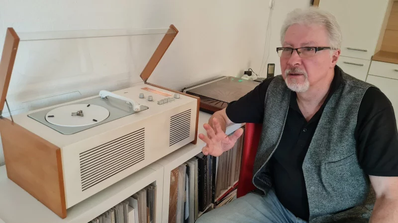 Er ist sein ganzer Stolz: Horst Henry Schmitt hat vor Jahr und Tag einen der legend&auml;ren "Schneewittchens&auml;rge" erworben, also einen Braun SK 4 in der Ursprungsversion. In so gutem Zustand gibt es nur noch ganz wenige auf der Welt: Einer steht im Museum of Modern Art in New York. Die beiden in Frankfurt und M&uuml;nchen seien in schlechtem Zustand, meint der stolze Besitzer. - &copy; Marianne Schwarzer