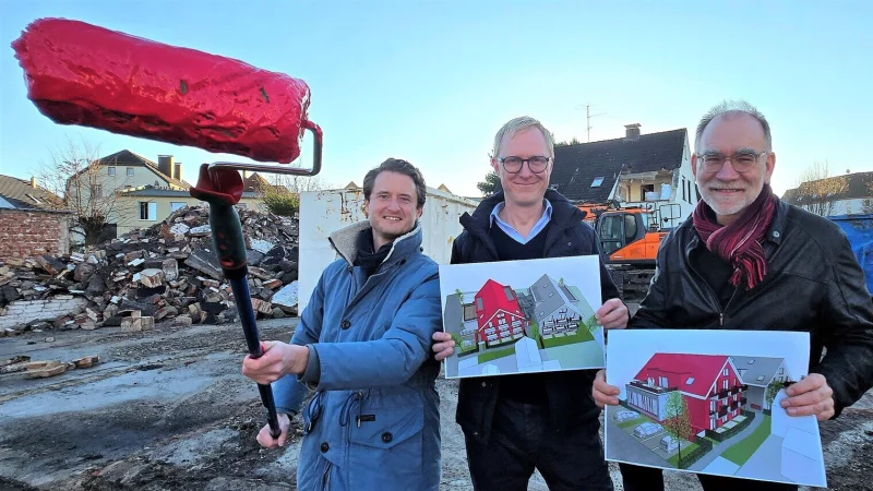 Tilman Sch&uuml;tze (Nattkemper+Brummel) hat schon einmal die Malerrolle mit dem Himbeerton gez&uuml;ckt, w&auml;hrend Investor Jens Schm&uuml;cker und Architekt Michael Pappert (r.) auf dem Grundst&uuml;ck Ansichten pr&auml;sentieren. - &copy; Kurt Ehmke