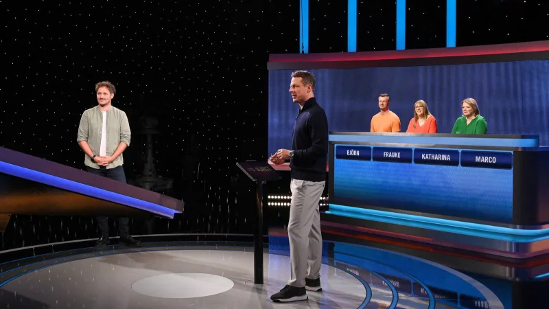 Moderator Alexander Bommes (Mitte) während der Sendung mit den Kandidaten (von links): Marco Angelini-Santner, Björn Lüdtke, Frauke Glaß-Fricke und Katharina Bielz. - © ARD/Uwe Ernst