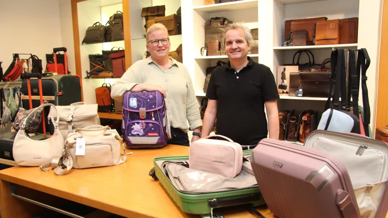 Silke M&uuml;ller und Hendrik M&uuml;ller stehen im Gesch&auml;ft in Lemgo. Hier verkaufen sie unter anderem Handtaschen, Reisegep&auml;ck und Schulranzen. - &copy; Nadine Uphoff