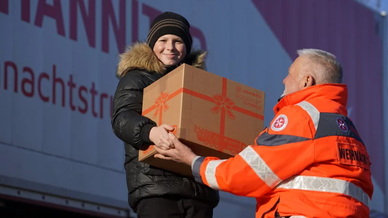 Kindern eine Freude machen: Startschuss f&uuml;r den Johanniter-Weihnachtstrucker. - &copy; Benedikt Wagner