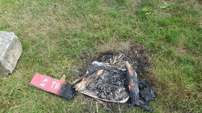 Ärgerliche Aktion: Unbekannte haben nicht nur den Wegweiser, sondern auch die Stationschilder auf einer der Trollpfad-Stationen in Schwalenberg angezündet. - © Stadt Schieder-Schwalenberg.