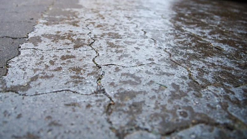 Auch am Sonntagmorgen sind Stra&szlig;en und B&uuml;rgersteige teils spiegelglatt. - &copy; Symbolbild: Pixabay