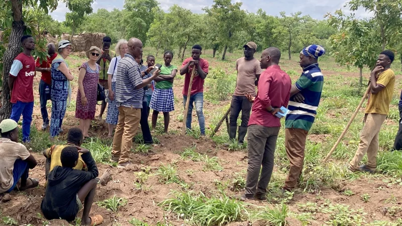 Unterwegs in Nordghana: Vertreter der Lippischen Landeskirche im Gespr&auml;ch mit Farmern bei der Soja-Aussaat in Yendi. - &copy; Lippische Landeskirche