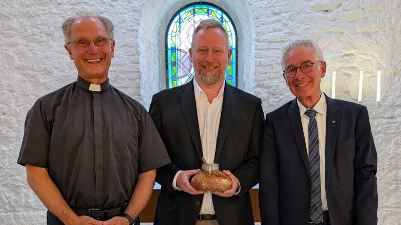 Pfarrer Dr. Dr. Markus Jacobs (links) und Reinhard zum Hebel (rechts) begrüßen Karsten Hentschel. - © St. Elisabeth Stiftung