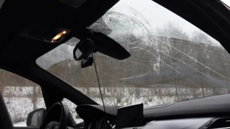 Besch&auml;digte Windschutzscheibe: Herabfallende Eisplatten von Lkw sorgten auf den Autobahnen in NRW f&uuml;r gef&auml;hrliche Unf&auml;lle. - &copy; Polizei M&uuml;nster