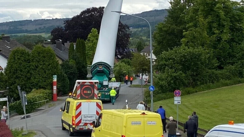 Schon 2022 geriet ein Schwertransport auf der Vo&szlig;heider Stra&szlig;e ins Stocken. Nun sollen B&auml;ume gef&auml;llt werden. (Archivfoto) - &copy; Thomas M&ouml;llerfriedrich