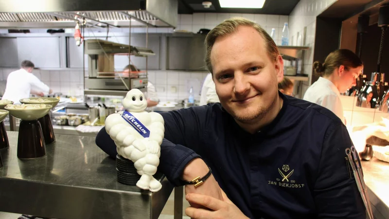 2024 freute sich Jan Diekjobst über die erneute Auszeichnung seines Restaurants mit einem Michelin-Stern. In diesem Jahr muss er den Stern wieder abgeben. - © Archivfoto: Janet König
