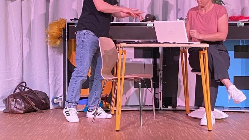 Anne K. Müller und Henning Jung bringen in den Johannes-Gigas-Schule in Lüdge ein Stück über sexualisierte Gewalt auf die Bühne. - © Johannes-Gigas-Schule