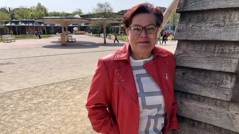 Sabine Reinknecht steht am Gradierwerk in Bad Salzuflen, hinter ihr liegt das Kurgastzentrum. - &copy; Sven Kienscherf
