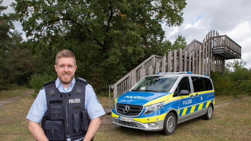 Polizeihauptkommissar J&ouml;rn Fischer ist der neue Bezirksbeamte in Augustdorf. - &copy; Polizei Lippe / Sonja Thelaner