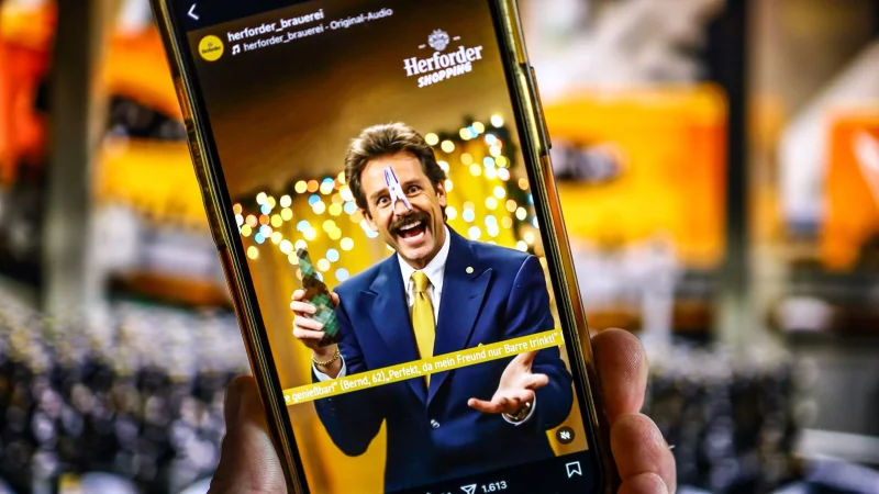 Der Moderator im KI-Clip der Herforder Brauerei erinnert - zumindest optisch - an einen ziemlich bekannten Kult-Showmaster. - © Daniel Salmon