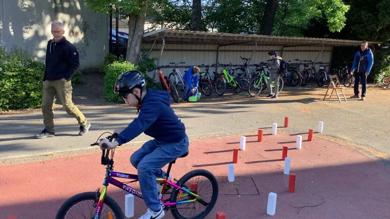 Immer schön vorsichtig: Die Schüler müssen den mit Stäben markierten Weg durchfahren, ohne dabei einen Begrenzungsstein umzustoßen. - © Grundschule Asemissen