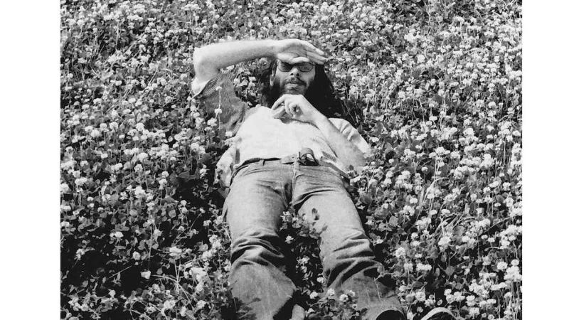 Ein Lebensgef&uuml;hl: Fotograf Volker Blume in den 1970er Jahren in einer Blumenwiese. - &copy; Blume